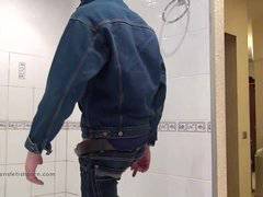 Der Master in Blue Jeans wascht sich im Bad