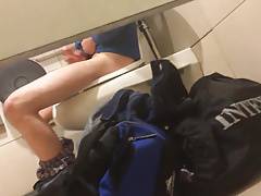 Str8 spy athlete in public toilet