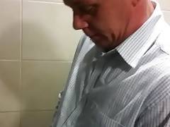 Safado mijando na pia