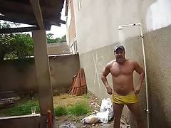 Tio gostoso no banho